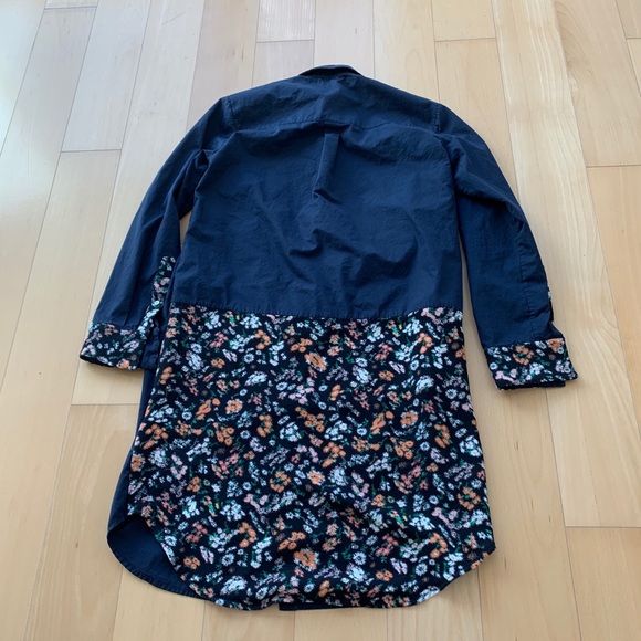 Rhié blue tunic with floral accents. Like new - Picture 2 of 10